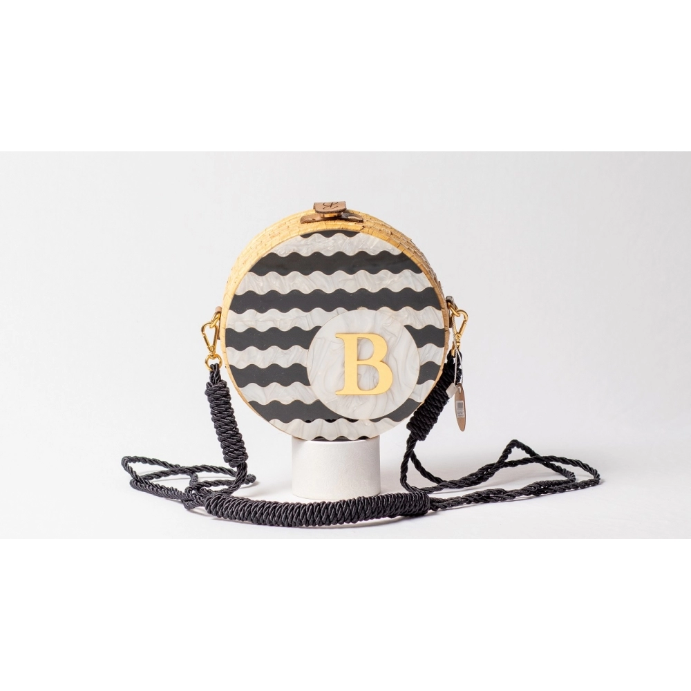 Bolsa de Palha Ondinha com Inicial - Redonda P - Madrepérola Claro com Preto