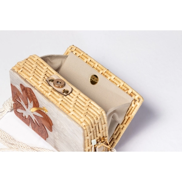 Bolsa Clutch Flor - Madrepérola Claro com Marrom