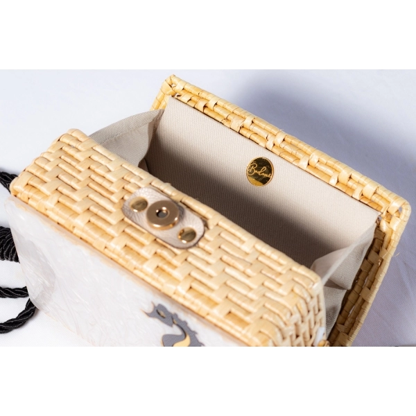 Bolsa Clutch Cavalo Marinho - Madrepérola Claro com Preto